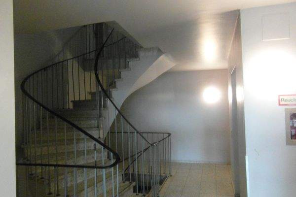 Treppenhaus mit Personenaufzug.JPG