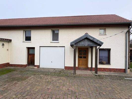 Nebengelass mit Büro und Garage