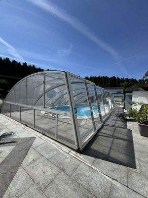 Pool mit Überdachung