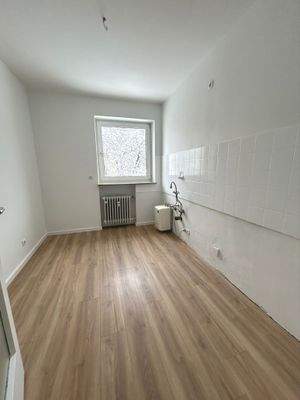 Leere Küche mit Fenster