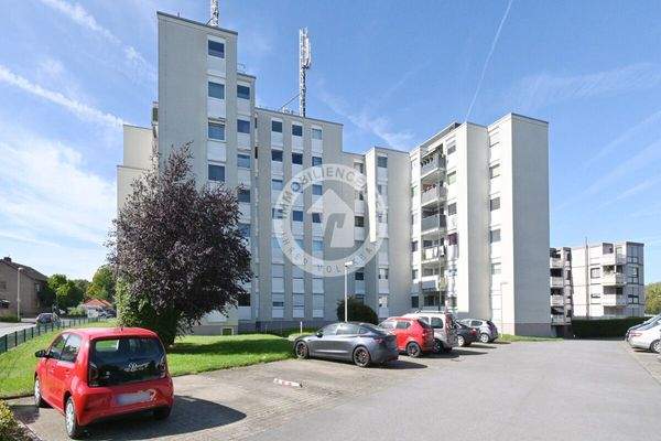 Rückansicht mit Stellplätzen