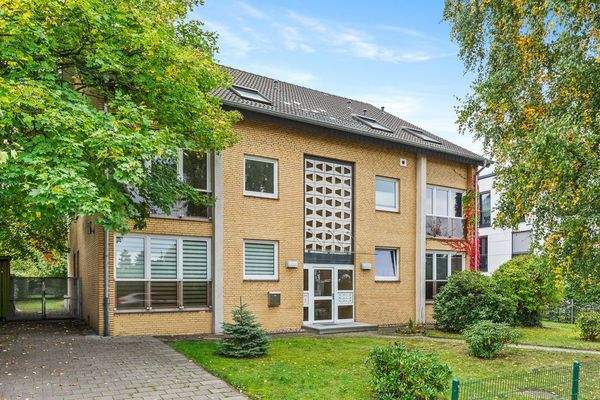 Frontansicht des Vier-Parteien-Mehrfamilienhauses