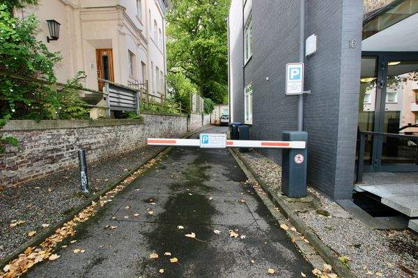 Schrankenanlage zum Parkplatz