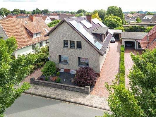 Ansicht mit Einfahrt Garage