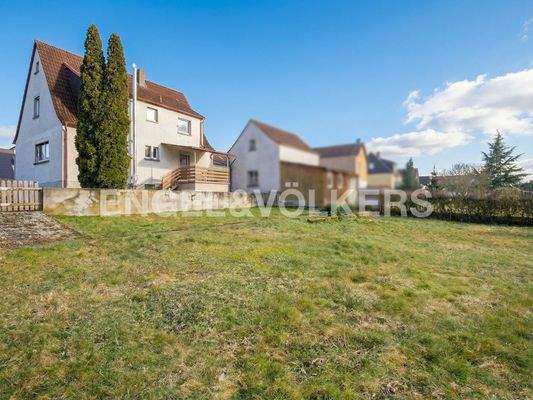 Traumhafter Garten mit Nebengebäuden