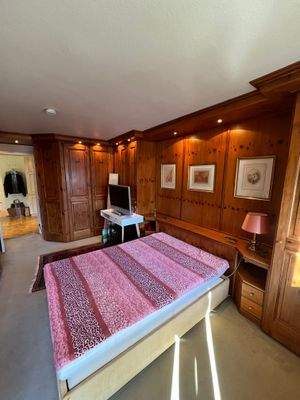 Schlafzimmer mit Einbauelementen