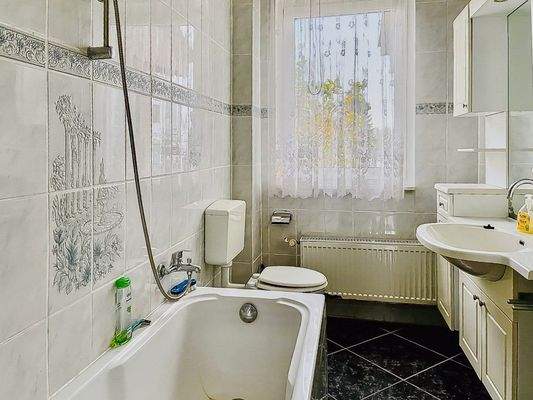 Wannenbad mit Fenster