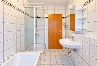 Badezimmer Ansicht 2
