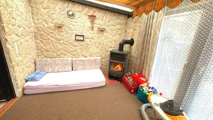 Wintergarten mit Kaminofen