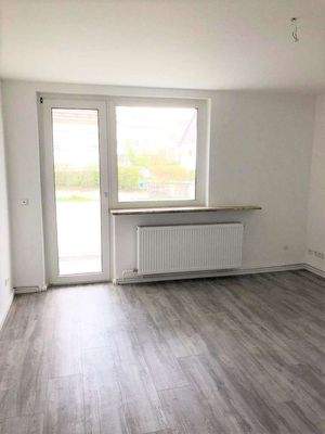 Renovierte Wohnung: Wohnzimmer mit Balkonzugang