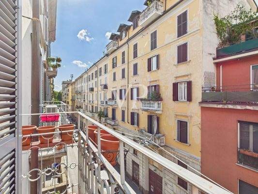 Vista a sinistra dal balcone del soggiorno