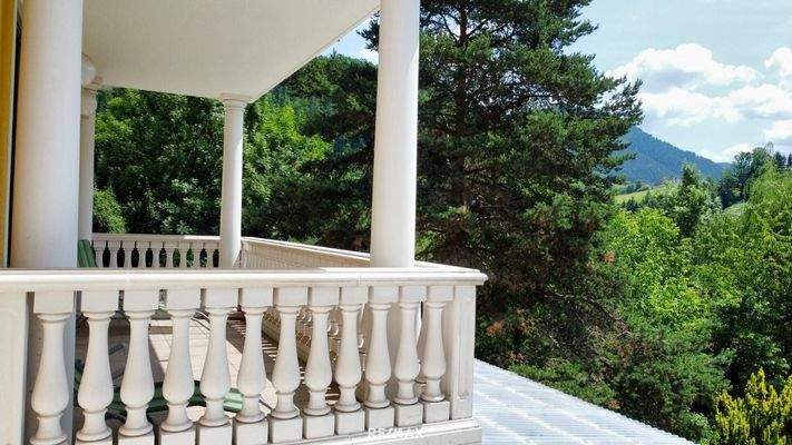 Balkon mit Grünblick