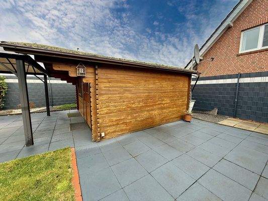 Terrasse neben dem Gartenhaus