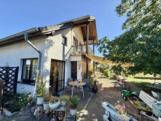 Hausansicht mit Terrasse