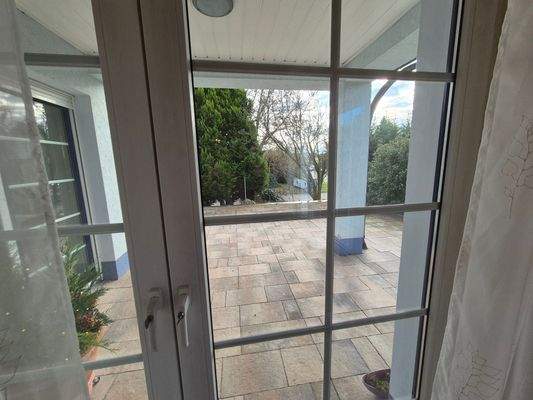 EG: Wohnzimmer Blick auf die Terrasse