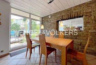 Essbereich mit bodentiefen Fenster und Blick in den Garten