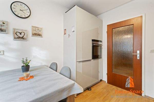 Küche mit zusätzlichem Essbereich