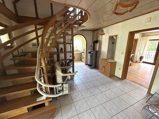 Eingangshalle mit sehr breiter Treppe (Treppenlift)