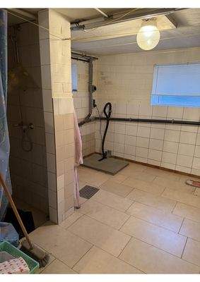 Waschküche mit Dusche im Keller