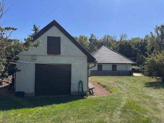 Haus und Nebengebäude