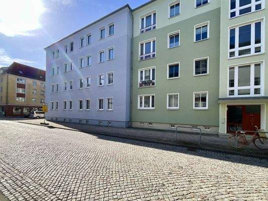 seitliche Hausansicht Straße