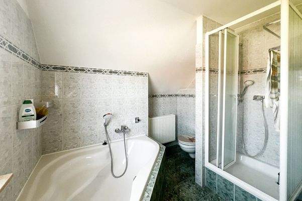 Eckbadewanne und Dusche