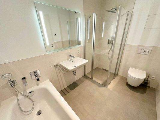 modernes Bad mit Dusche und Wanne