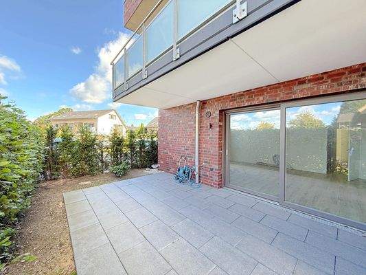 sonnige Terrasse & Garten