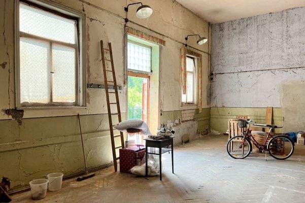 Saaleingang gegenüber dem Fluss