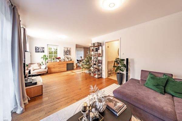 Sonniges Wohnzimmer mit Zugang zur Terrasse