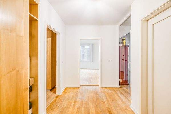 Offen gestaltete Diele mit maßgefertigten Einbauten