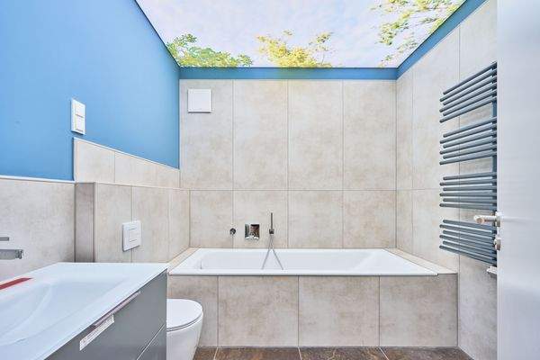 Bad mit Leuchtspanndecke