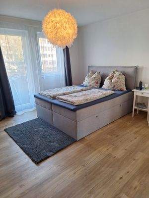 Schlafzimmer mit Balkon .jpg