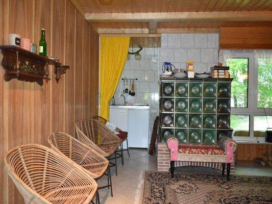 Kachelofen und Küchenzeile