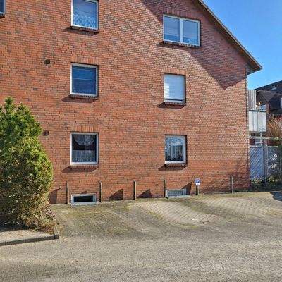 KFZ-Parkplatz an der Giebelseite.jpg