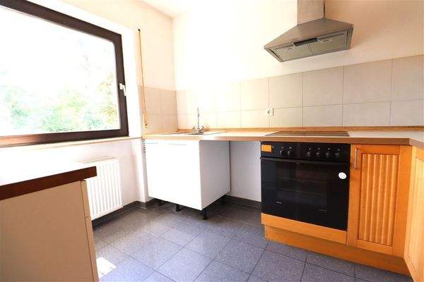 Küche mit Blick in den Garten