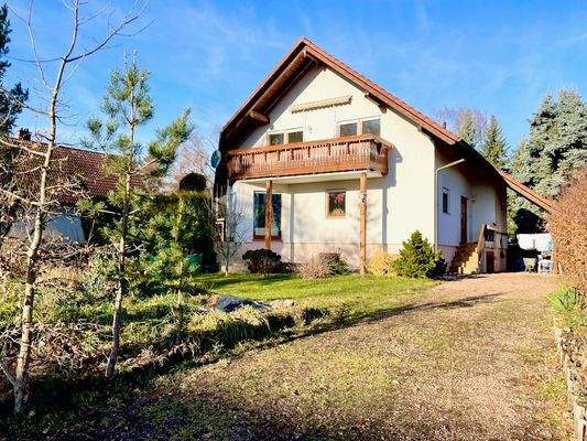 Objektansicht mit Zufahrt