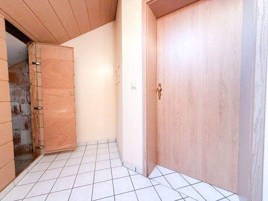 Eingangstür inkl. Abstellkammer