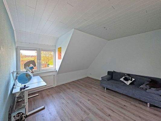 Kinderzimmer mit Gaube zum Feld