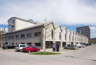 Schöller Aussenansicht mit Autos 2