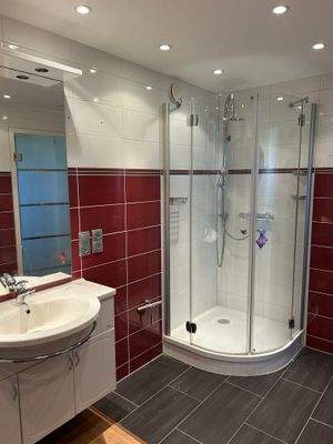 Badezimmer mit Dusche im Untergeschoss