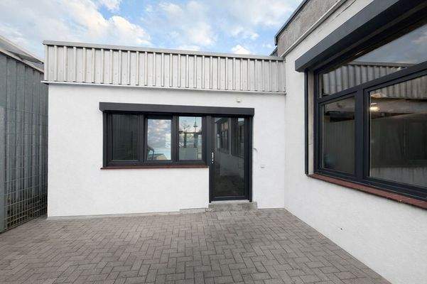 Frontansicht der Gewerbeeinheit-zentraler Eingangsbereich