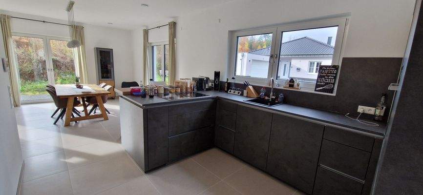 Küche mit Blick in den Essbereich