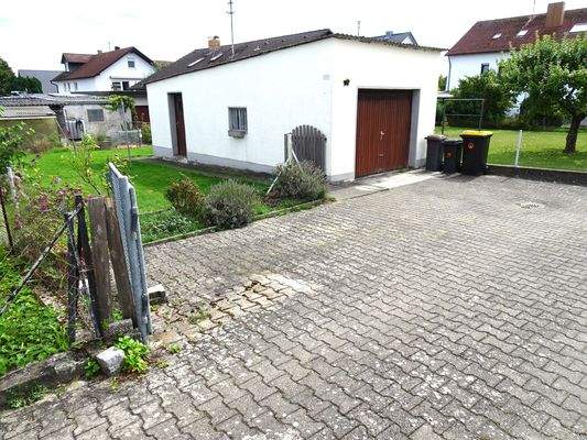 Garage mit 3 PKW-Stpl. u. Garten