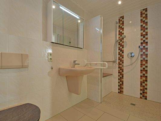 Über den Hausflur gelangen Sie in das Schlafzimmer und in das barrierefreie Bad.