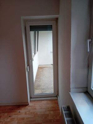 Zugang aus dem Wohnzimmer auf den Balkon.jpg