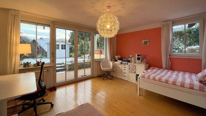 Das Zimmer im Gartengeschoss ist vielseitig nutzbar -  ideal als  Kinder,- Hobby- oder Arbeitszimmer