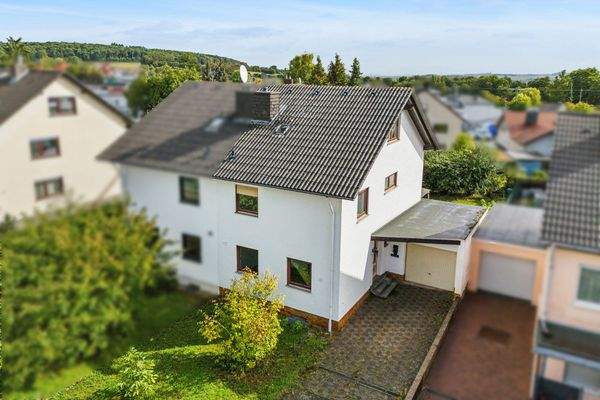 Hausansicht von vorne, DHH rechte Seite 