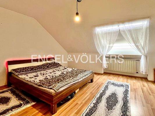 Großzügiges Schlafzimmer