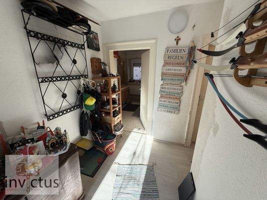 Flur mit Zugang zum Bad